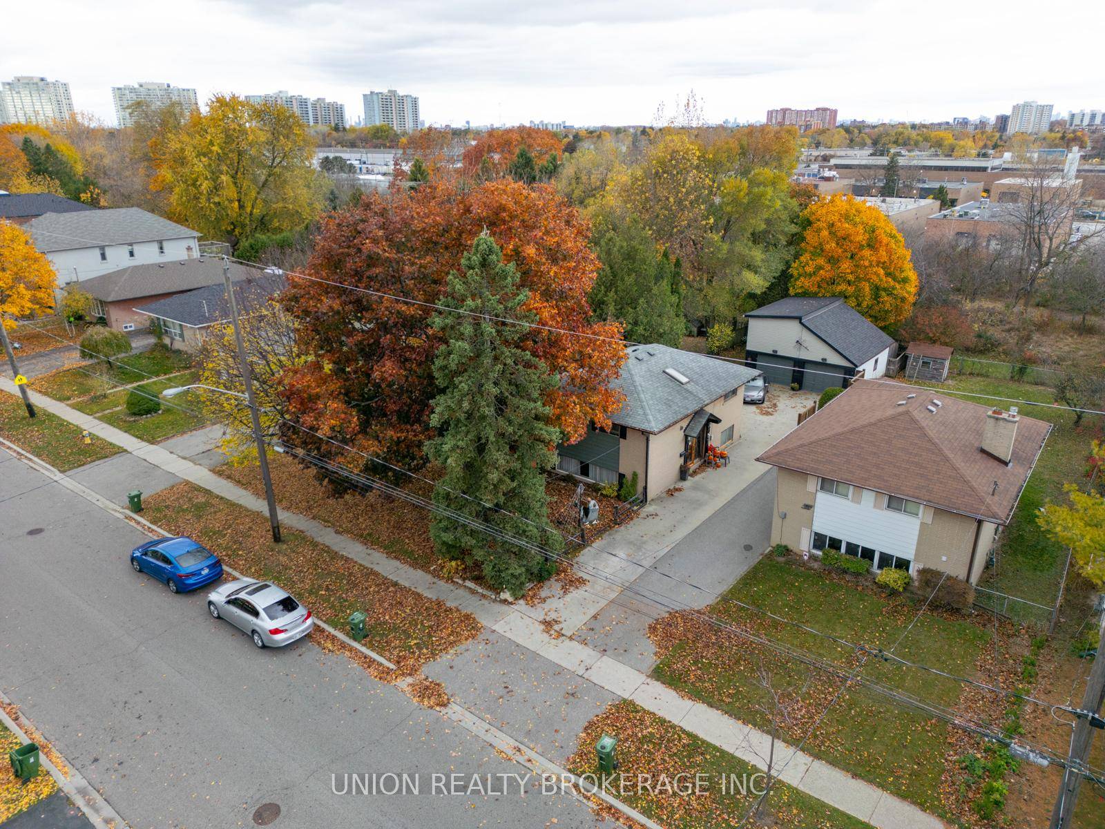 Step into this beautifully maintained 4 bedroom home, featuring a gorgeous, welcoming entryway that sets an inviting tone from the moment you enter.