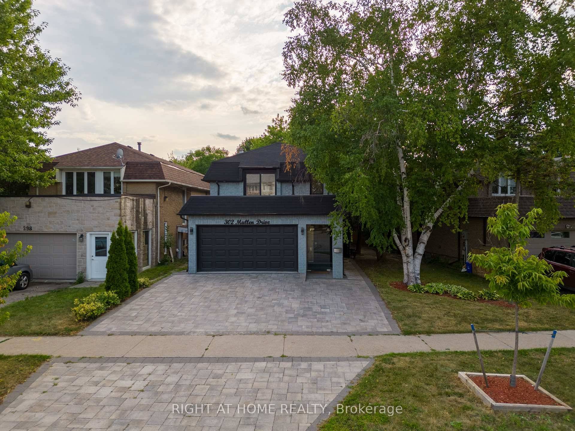 Welcome to This Warm and Radiant 4 1 Bedroom Detached Home !