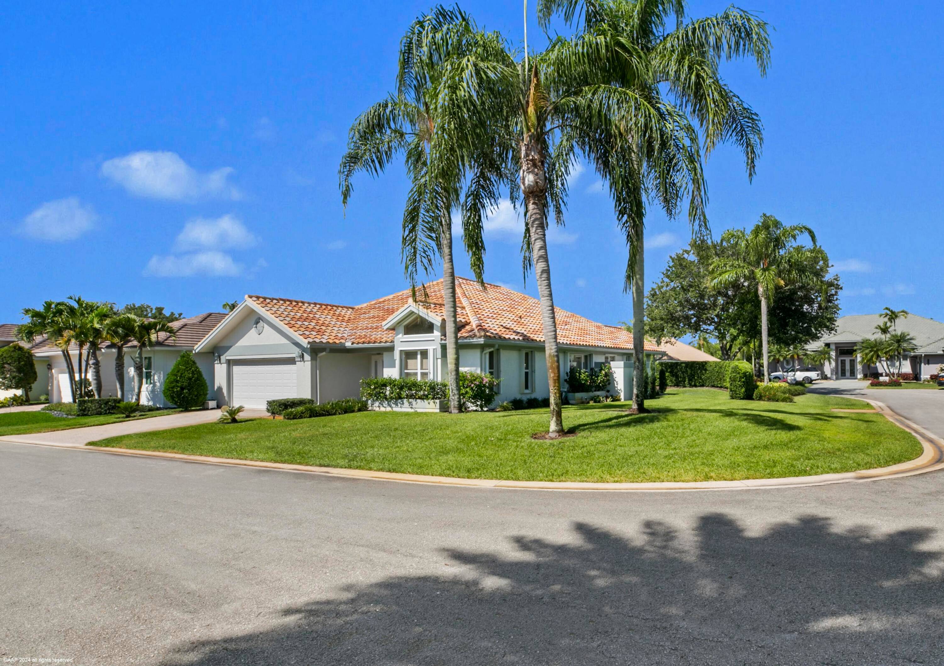 Charming 3b 3b home located in the coveted Hobe Sound Golf Club on a spacious end lot.