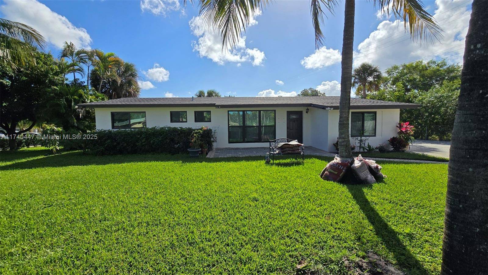 Charming 3 Bedroom Pool Home in Deerfield Beach !