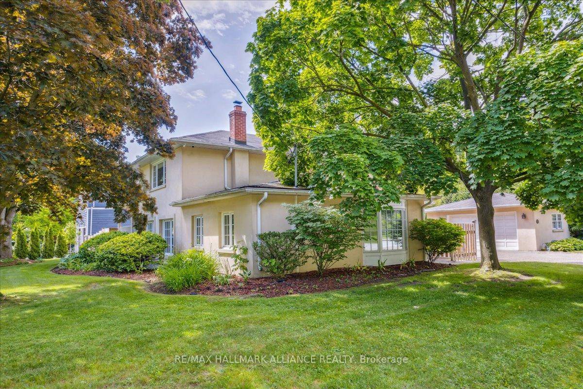 Gorgeous 2820sqft as per MPAC 4 1 bedrooms, 1 1 kitchens, 3.
