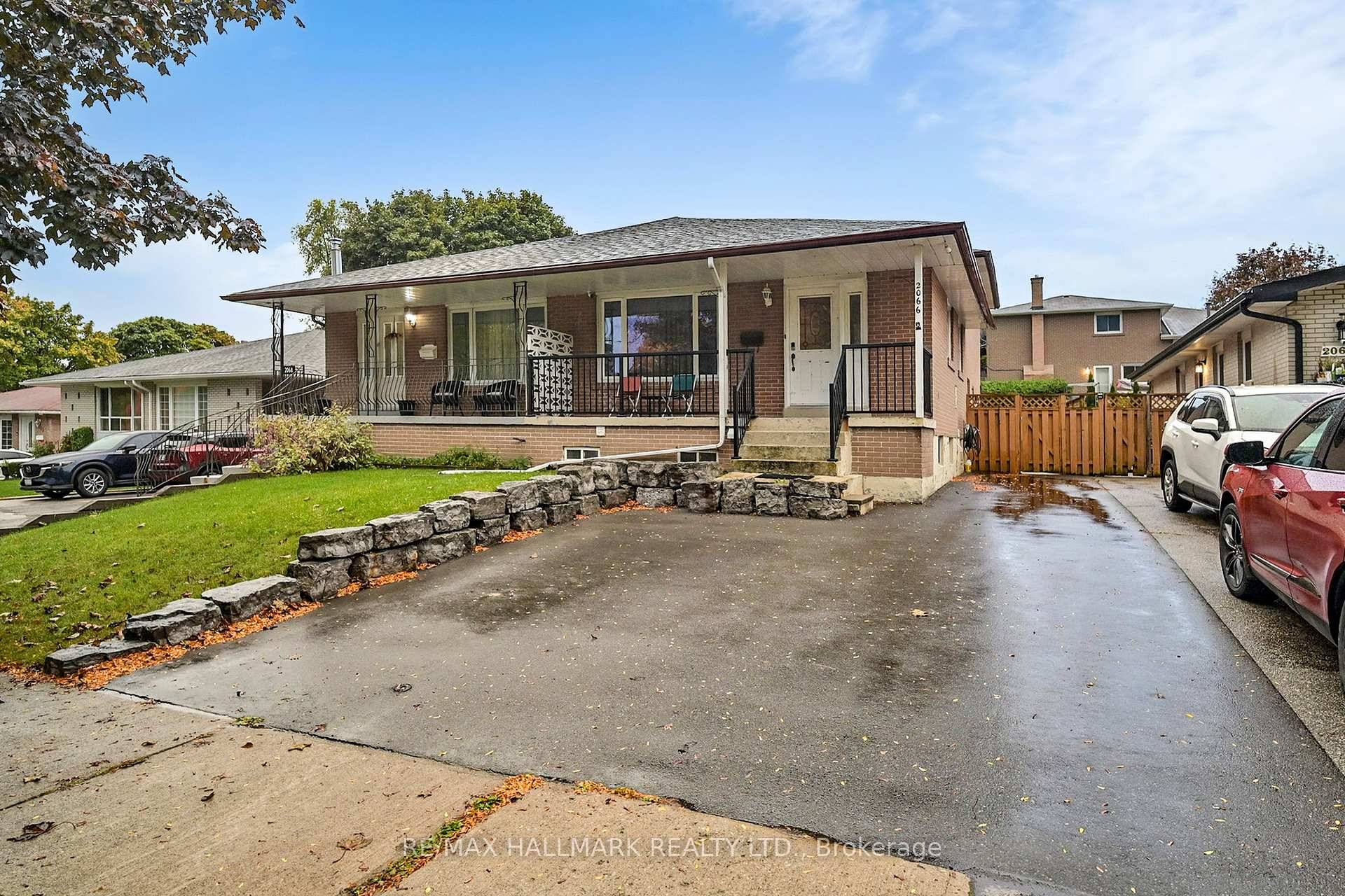Prized Backsplit in the highly sought after Park Royal community of Clarkson !