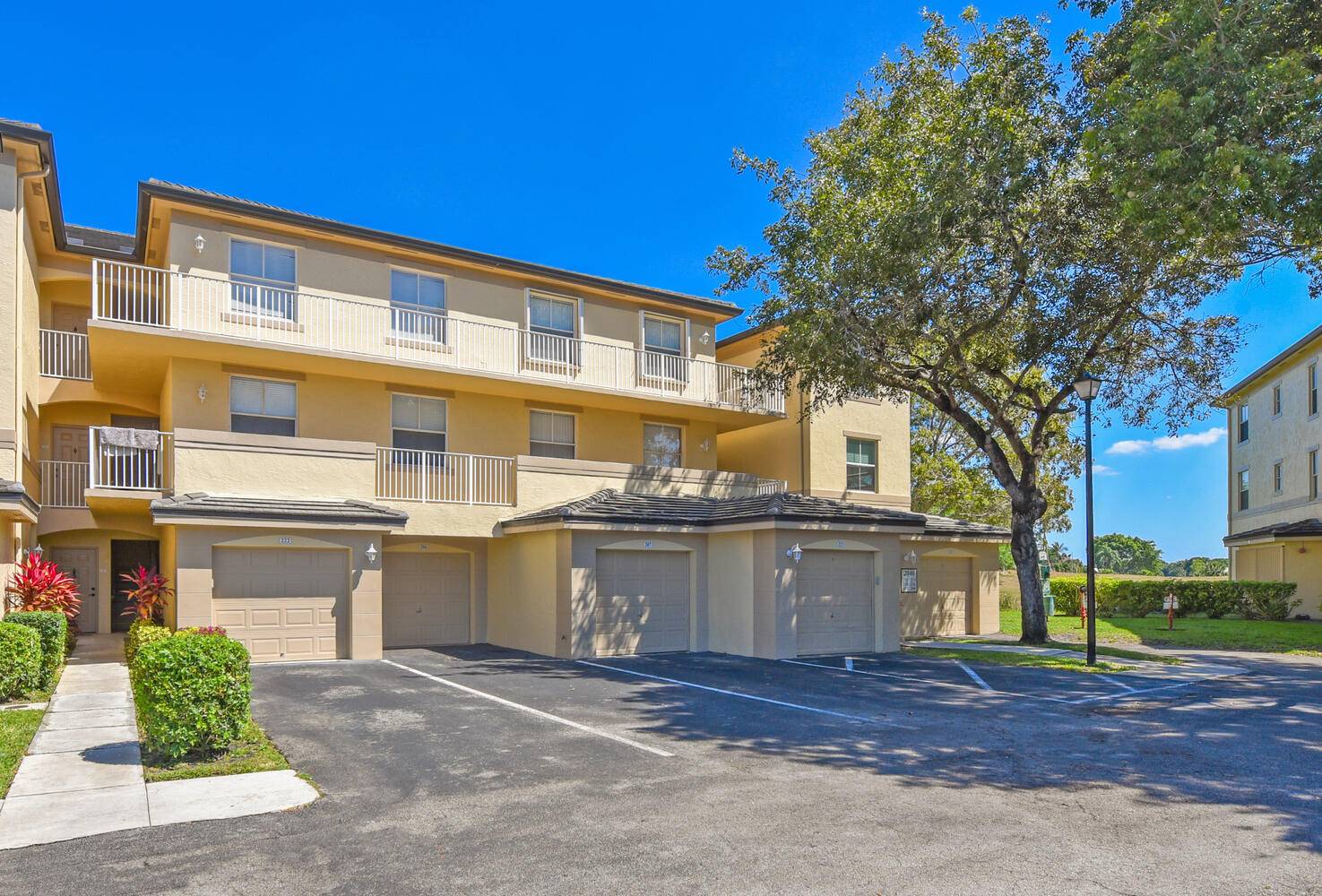 Don't miss out on this beautiful second story condo in Wellington's centrally located community of Arissa Place.