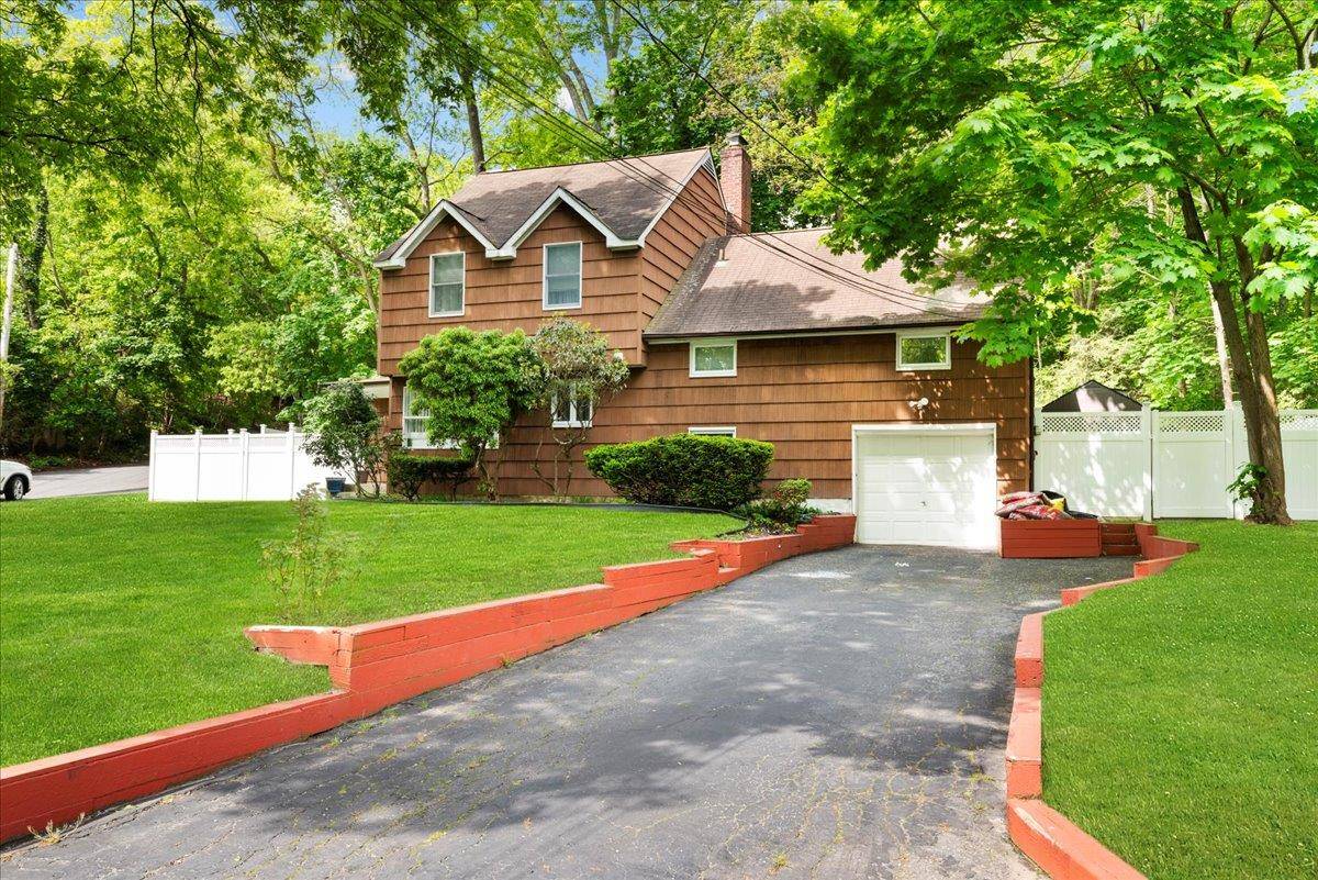 Discover this charming Split Colonial in Melville s beautiful Rollingwood neighborhood.