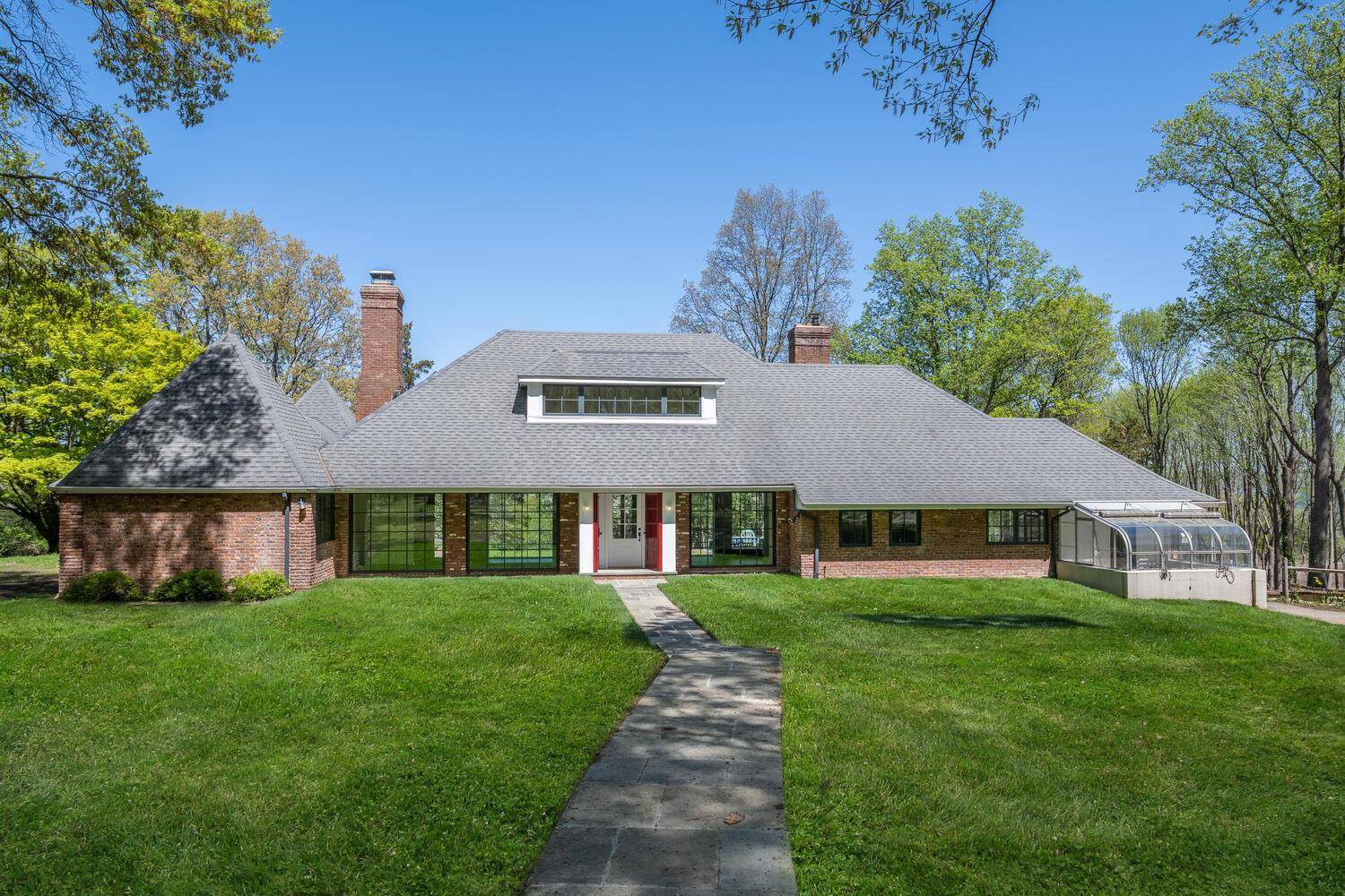 Completely renovated in 2025, this 4 bedroom, 4 bath home is situated on 20 acres on sought after Centre Island with distant views over Oyster Bay harbor.