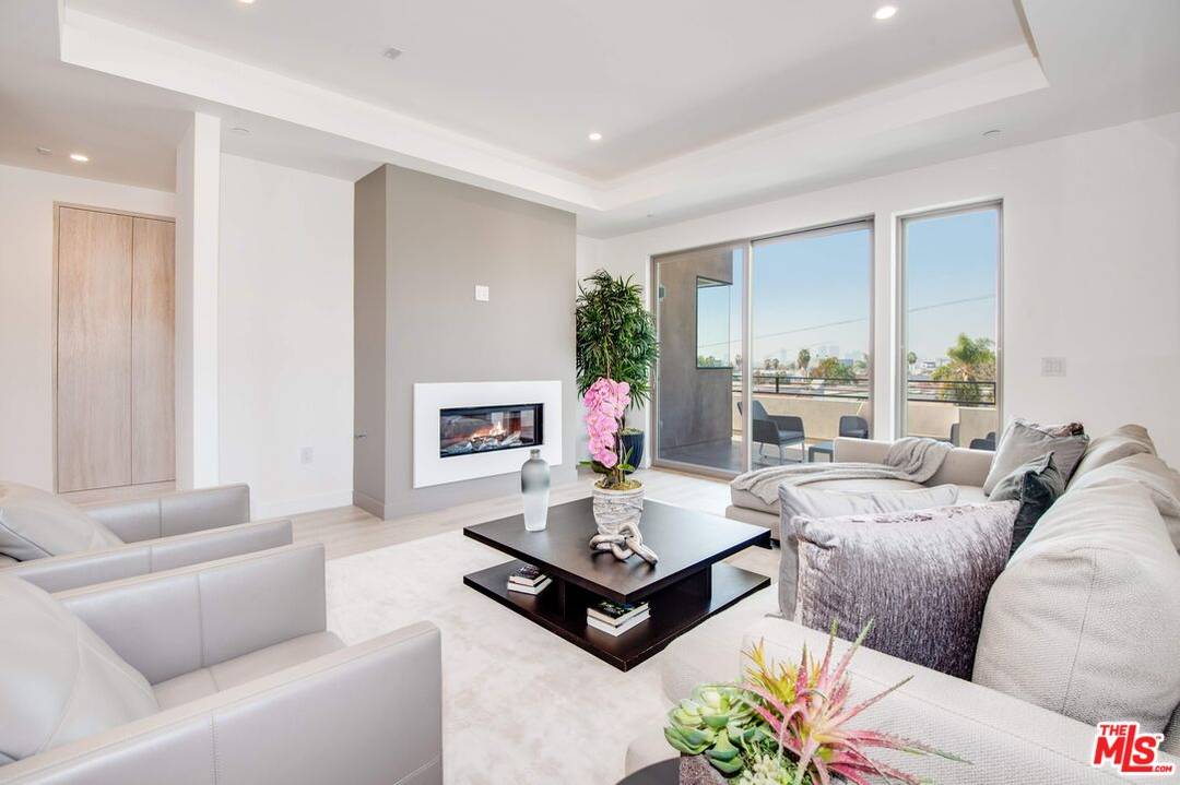 361 N Genesee Ave 3BR Hancock Park La