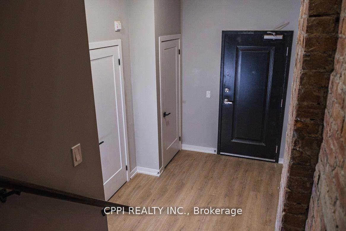 Bright and spacious 1 bedroom unit in the heart of historic downtown Peterborough, perfectly situated within walking distance to Peterborough Square Mall, the bus terminal, banks, grocery stores, restaurants, and ...