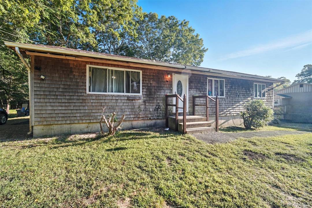 Come see this 3br, 2bth Ranch home which facilitates a Master bedroom located in a quiet neighborhood on a dead end street.