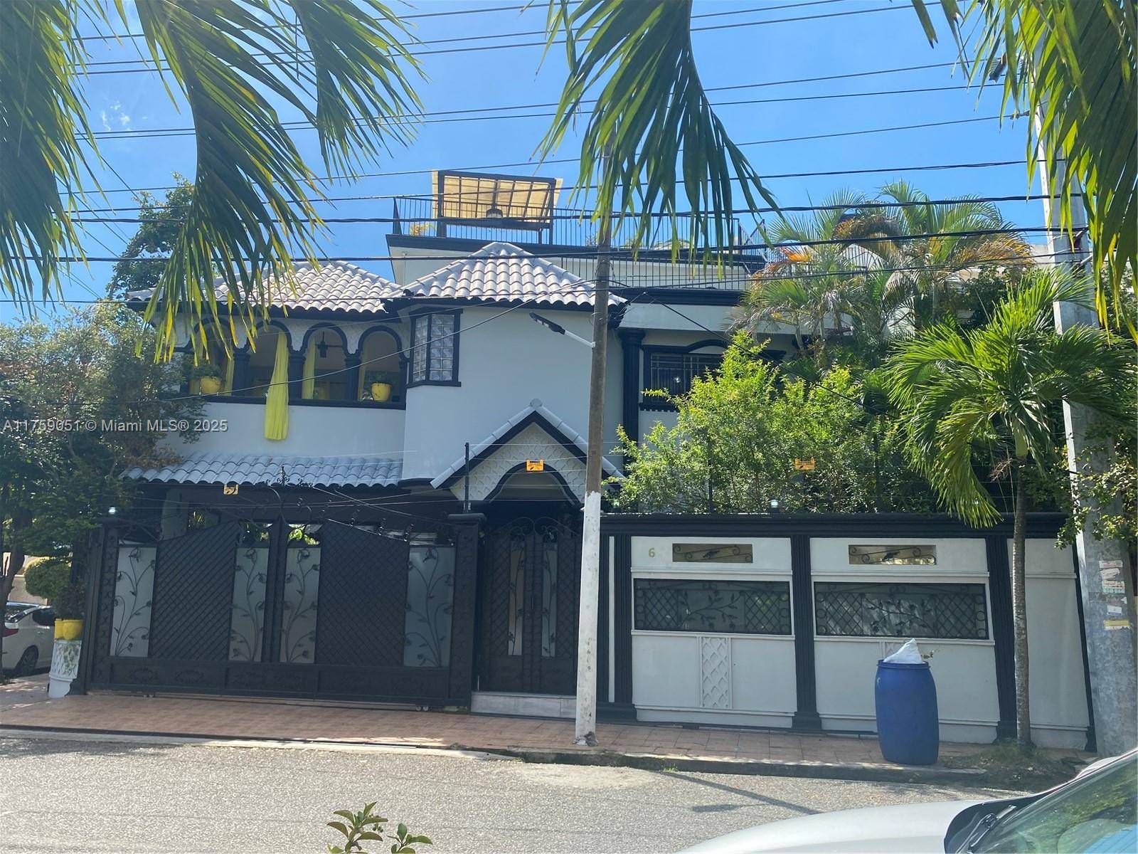 Beautiful Spacious 6 beds 4 1 2 modern bathrooms, 3 floor with gazebo on rooftop.