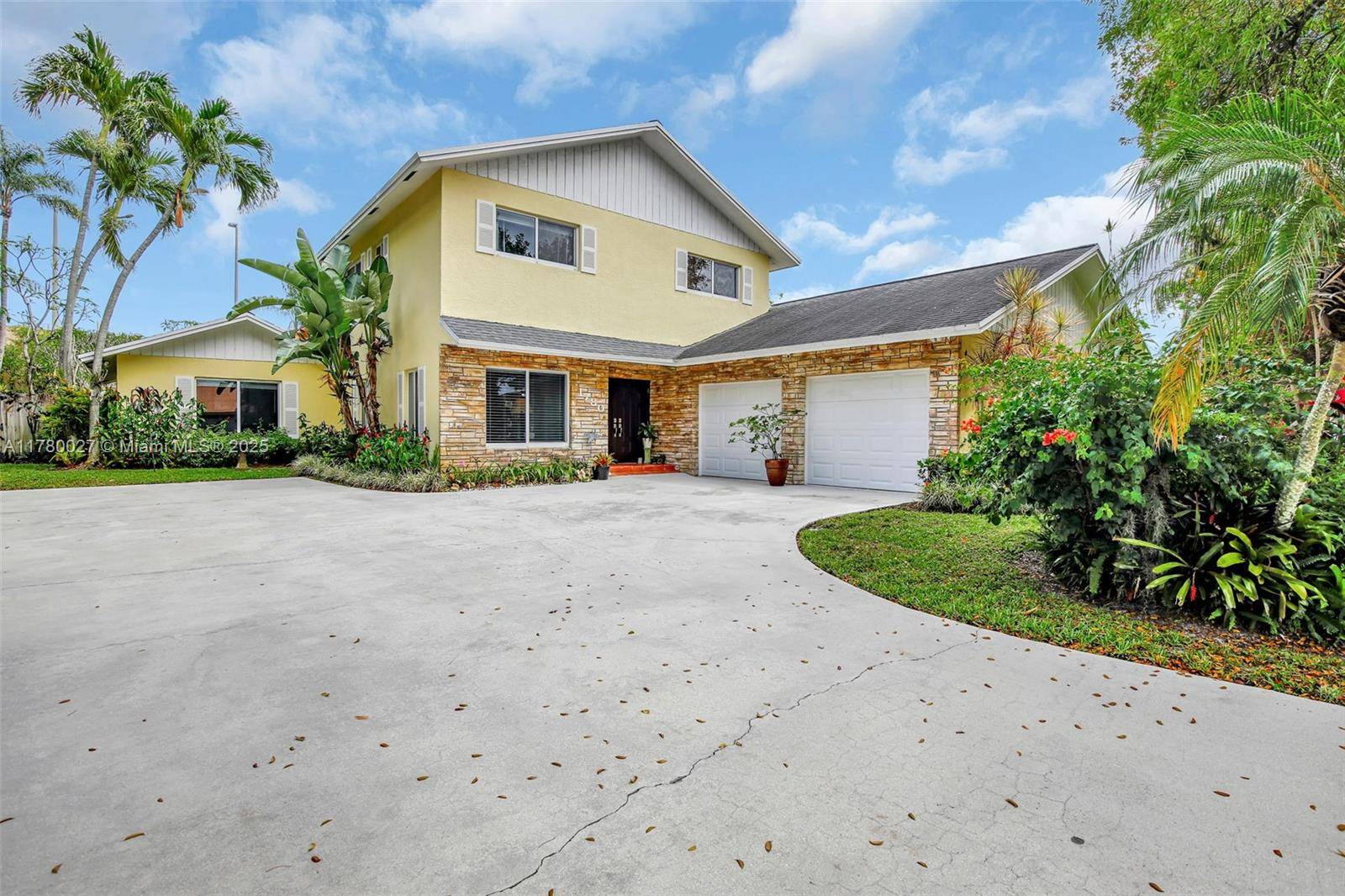 Gorgeous 5 bed, 3. 5 bath pool home in Plantation Harbor !