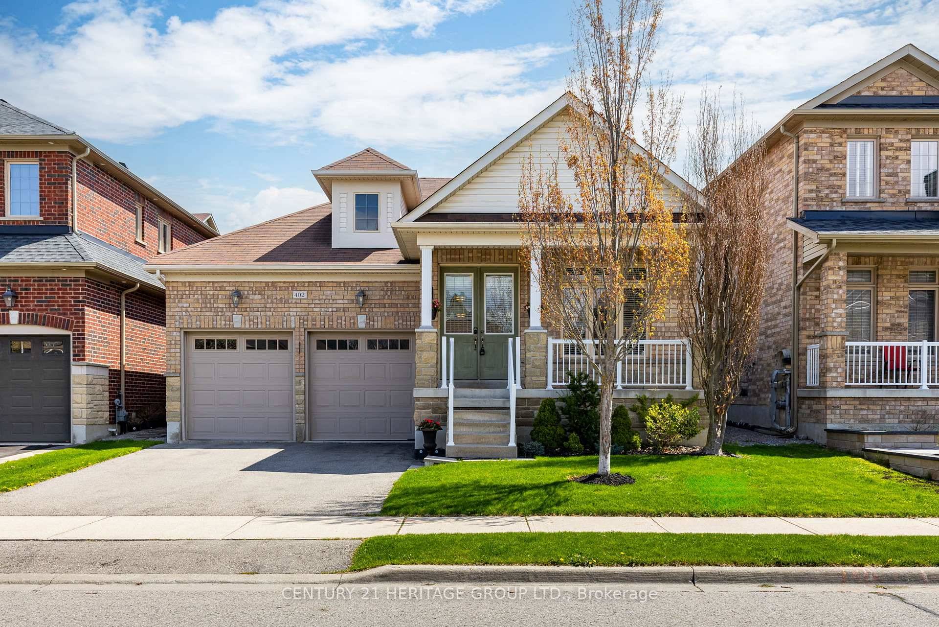 Stunning amp ; Rare Bungalow Nestled On A Quiet Highly Desirable Street In Woodland Hill !