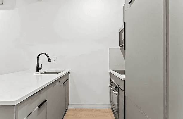 174 Meserole St 3R Williamsburg, Brooklyn Bright, Lofty 3 Bed, 2 Bath Modern Finishes In Unit Laundry Welcome to 174 Meserole St 3R, the historic F.