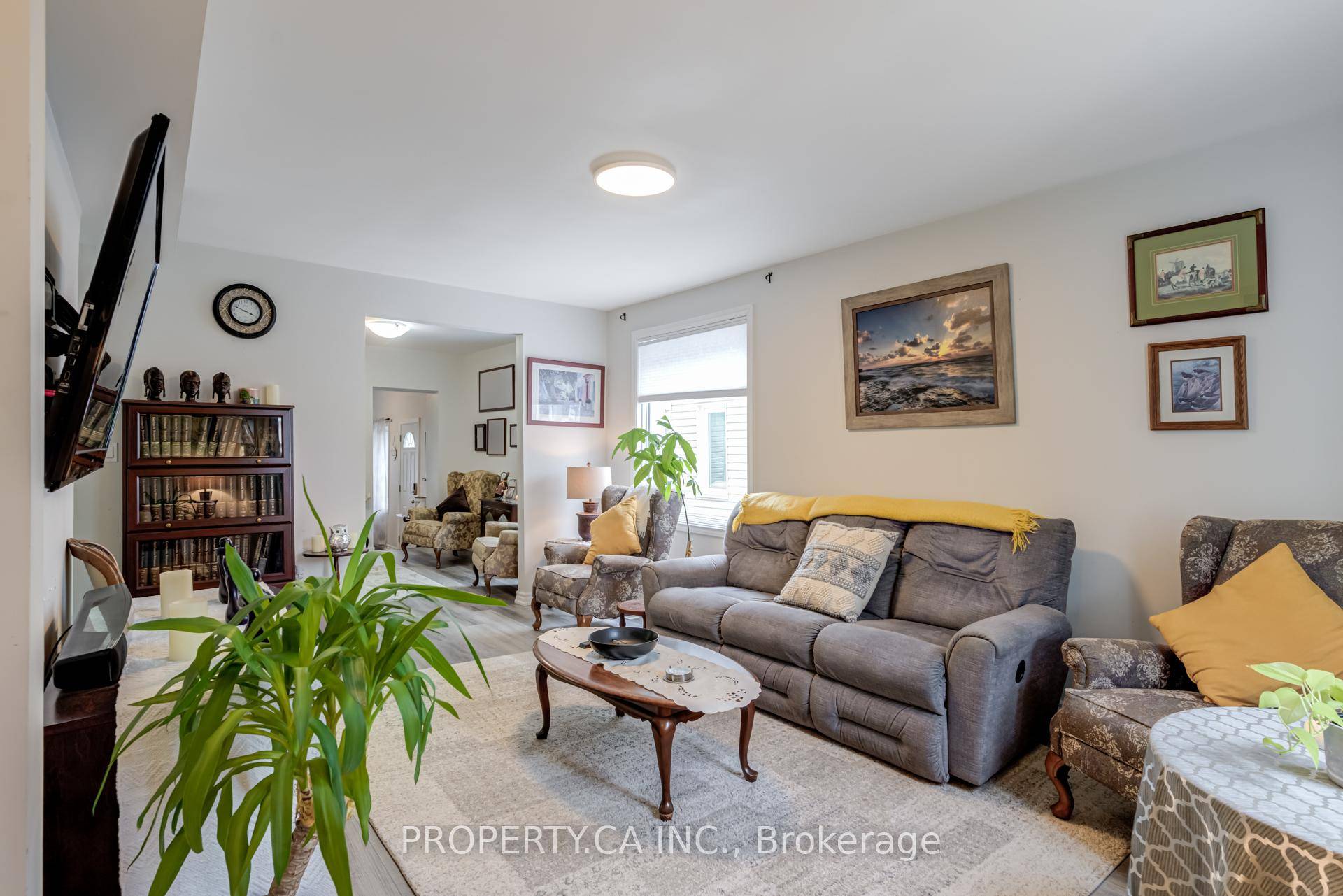 Welcome to 59 Park Street, a beautifully renovated 3 bedroom, 2 bathroom detached home located just minutes from Barries vibrant waterfront and downtown core.