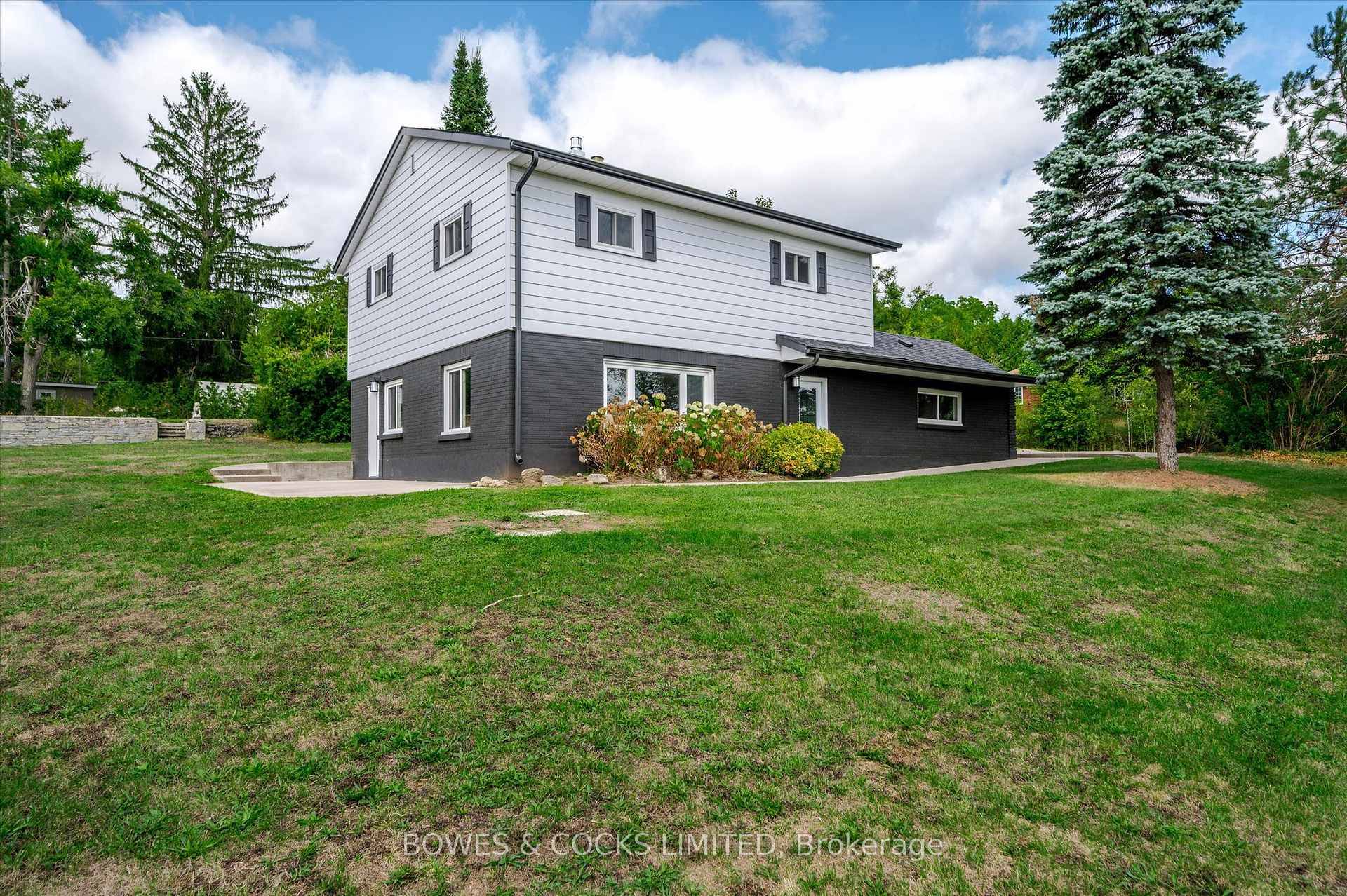 Your dream of country living without sacrificing convenience starts here !