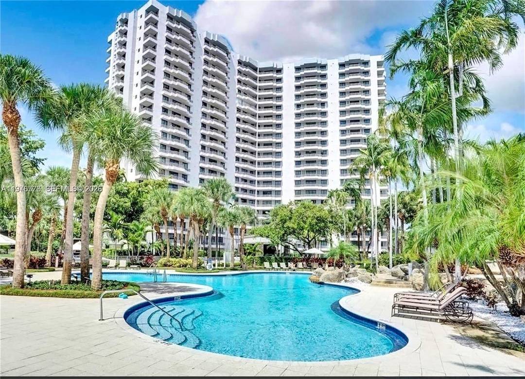 Spacious and bright 2 bedroom residence at Parc Central in the heart of Aventura.