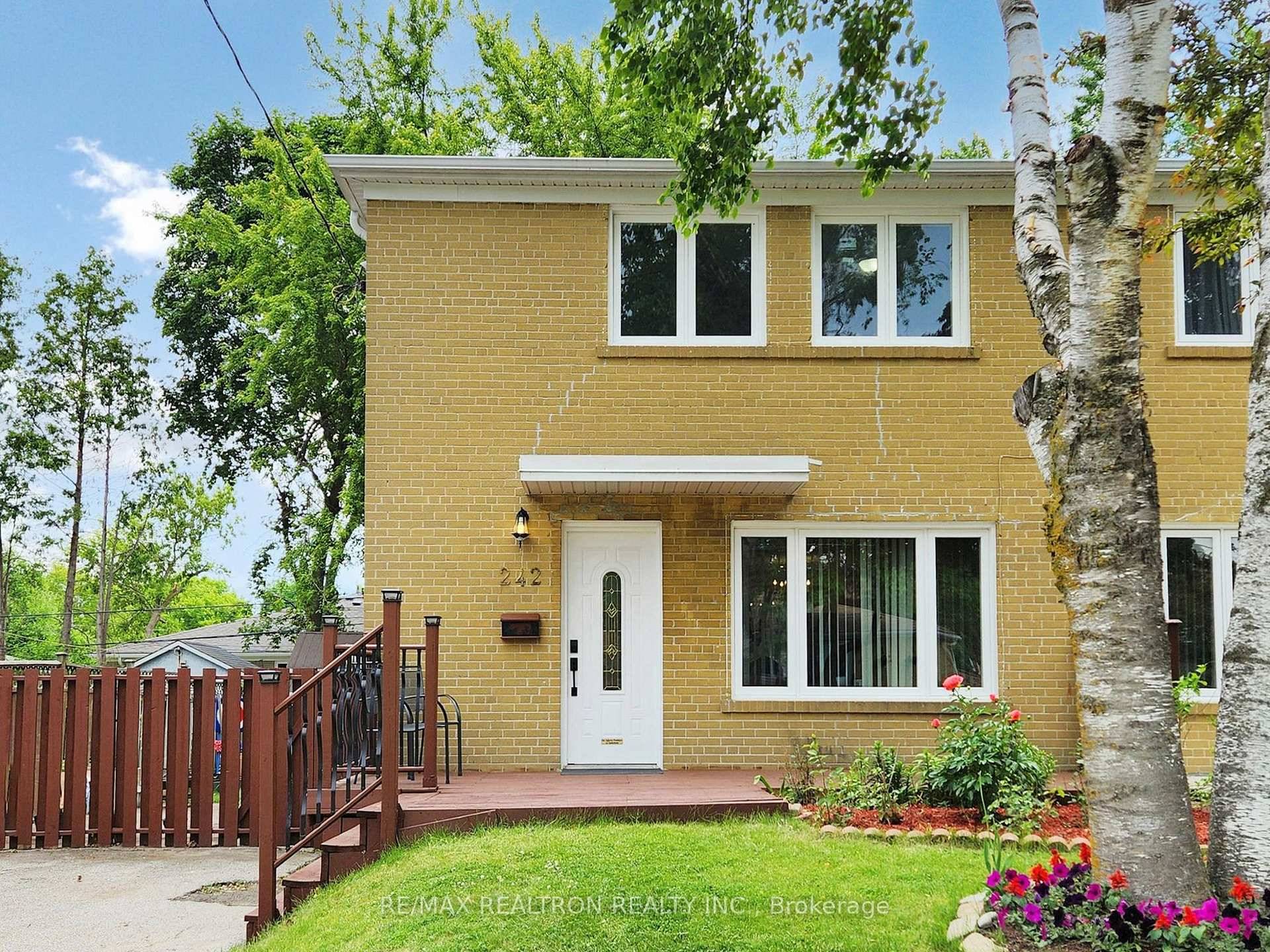 Very Bight amp ; Welcoming 3 Bedroom 2 Bathroom Semi Detached House Main Floor only.