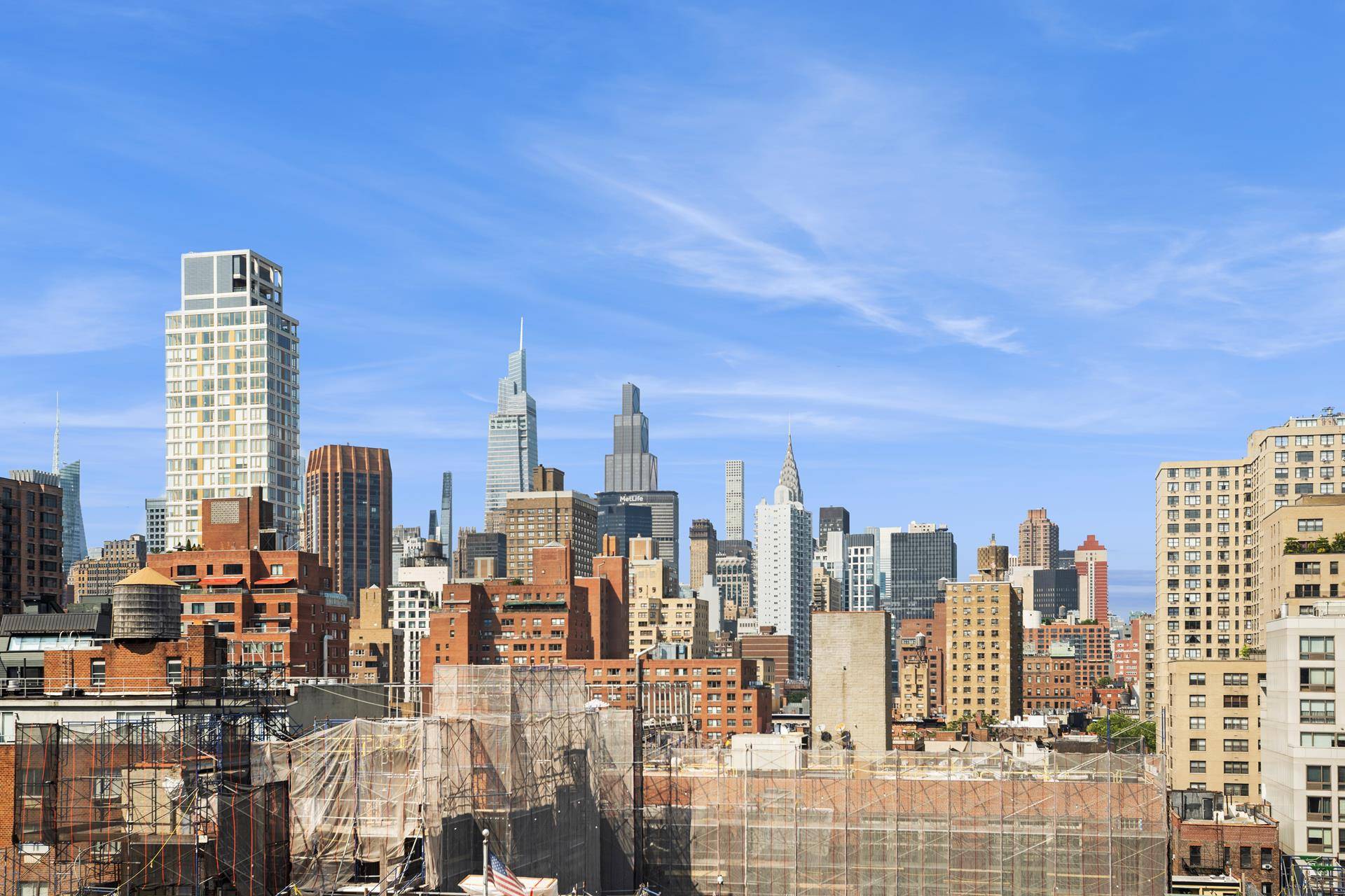 Perched on a high floor, this flawless one bedroom residence offers iconic open north facing views of the Chrysler Building through dramatic floor to ceiling industrial style casement windows.