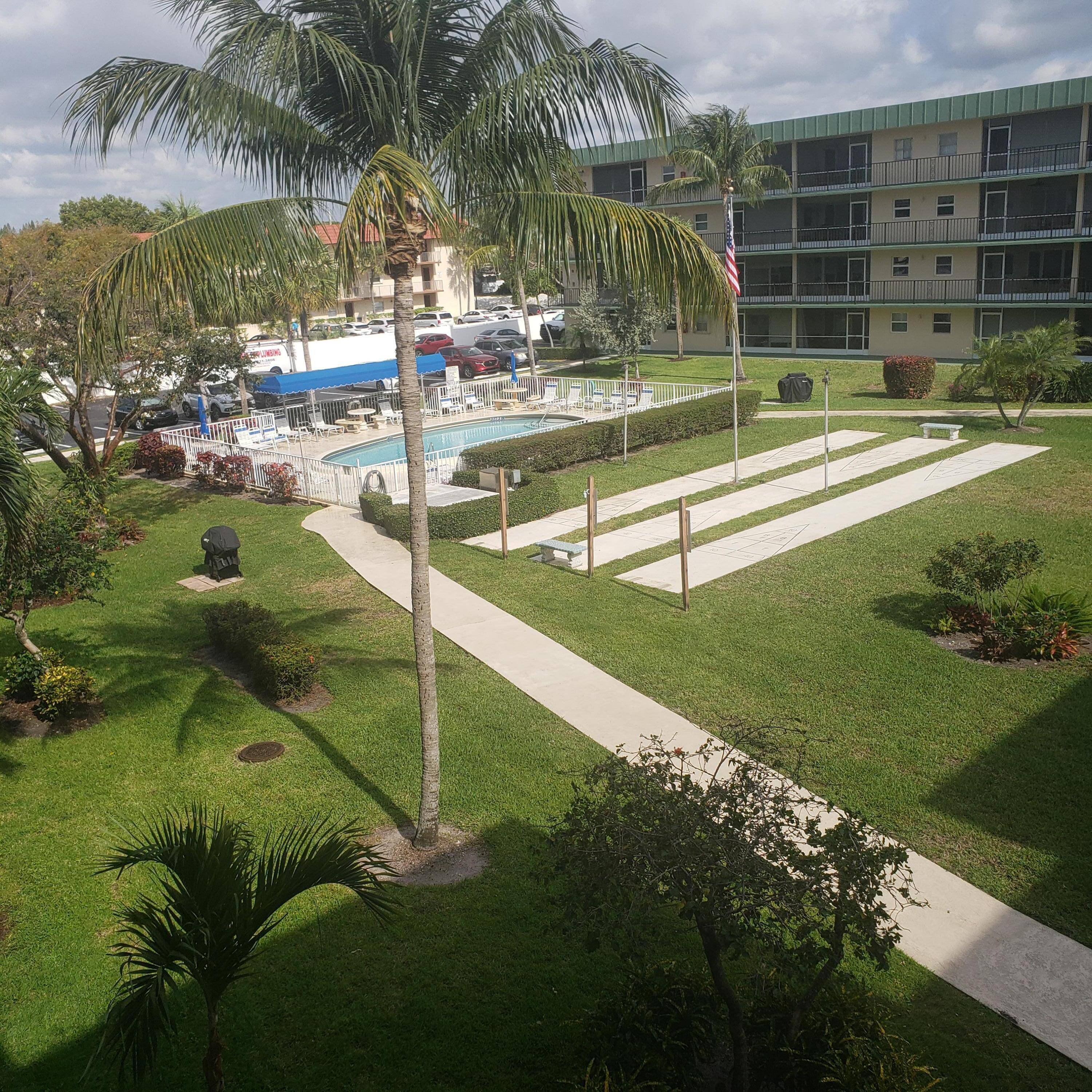 Hampton Gardens Close to beach, 2 Bed room 2 bath, community pools and clubhouse.