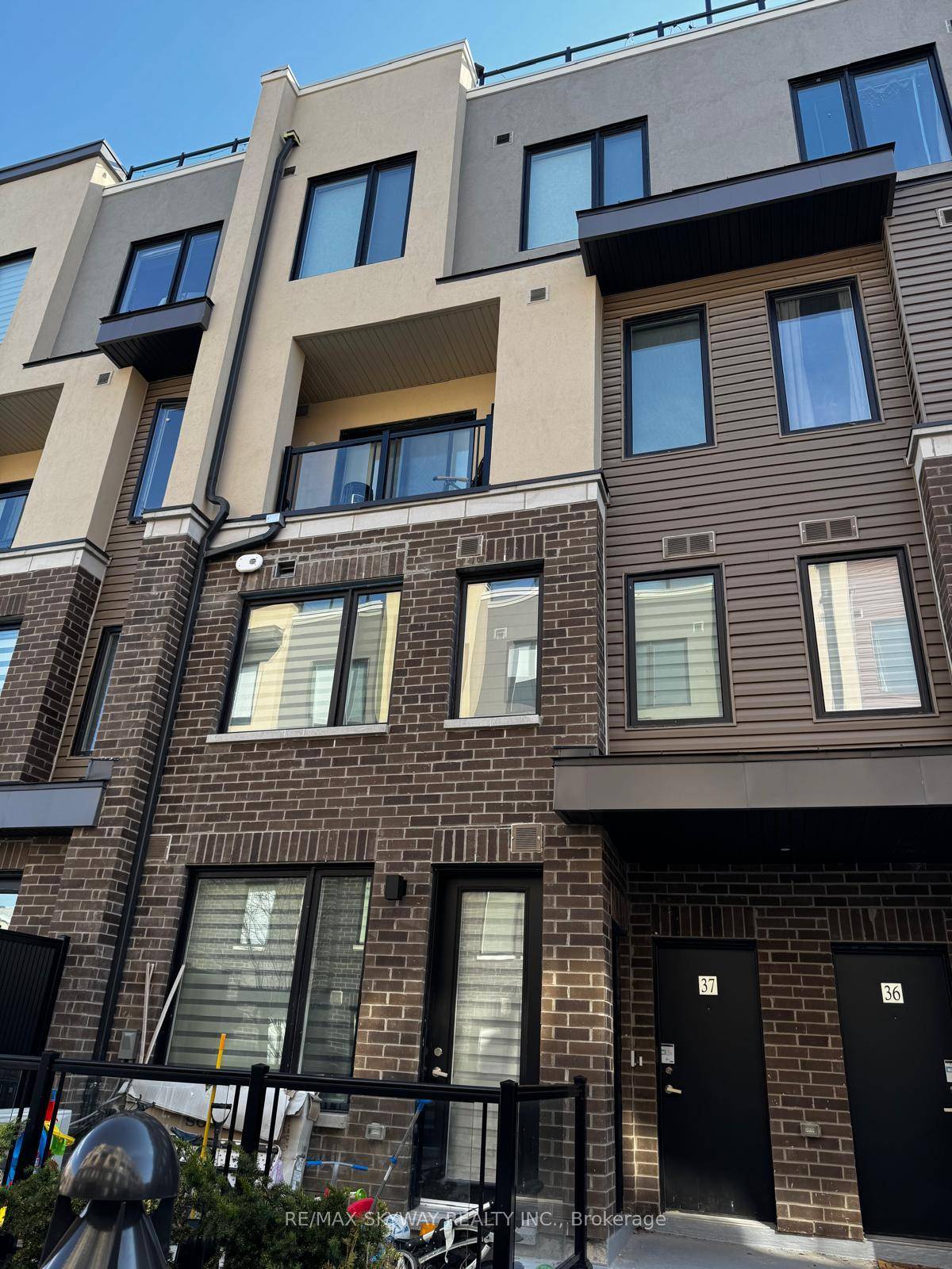Modern 3 Bedroom Townhouse with Private Rooftop Terrace !