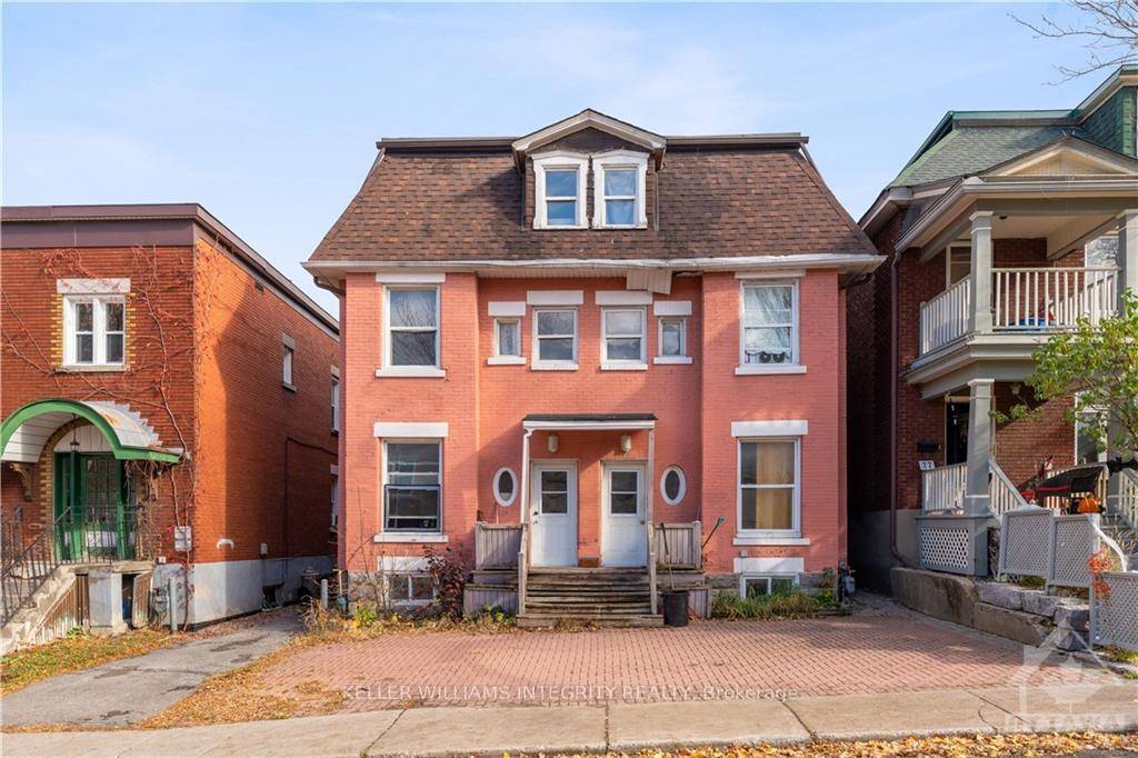 Charming Triplex in a vibrant neighbourhood.