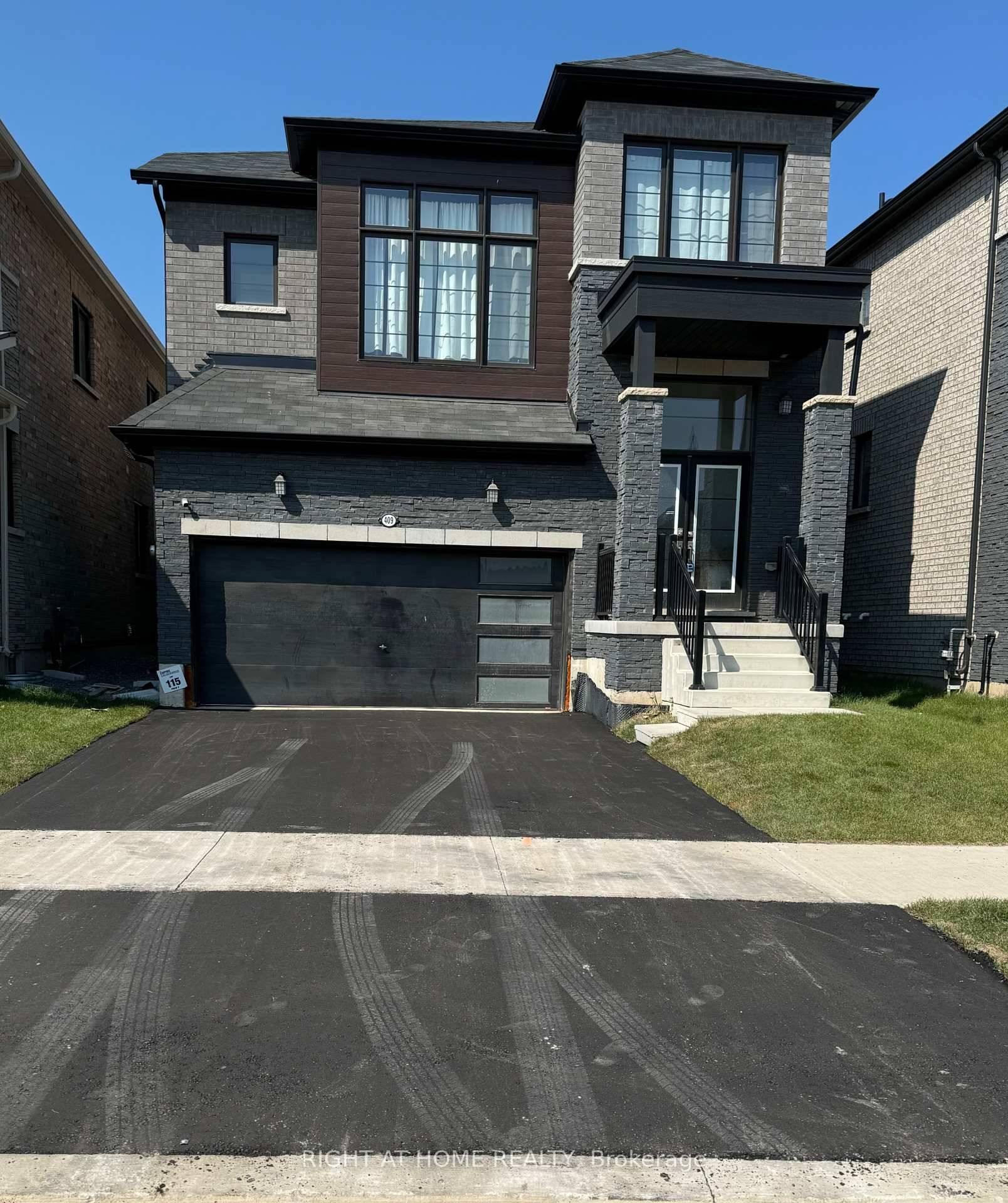 Beautiful and roomy recently constructed detached house with four bedrooms and ample parking spacefor four cars.