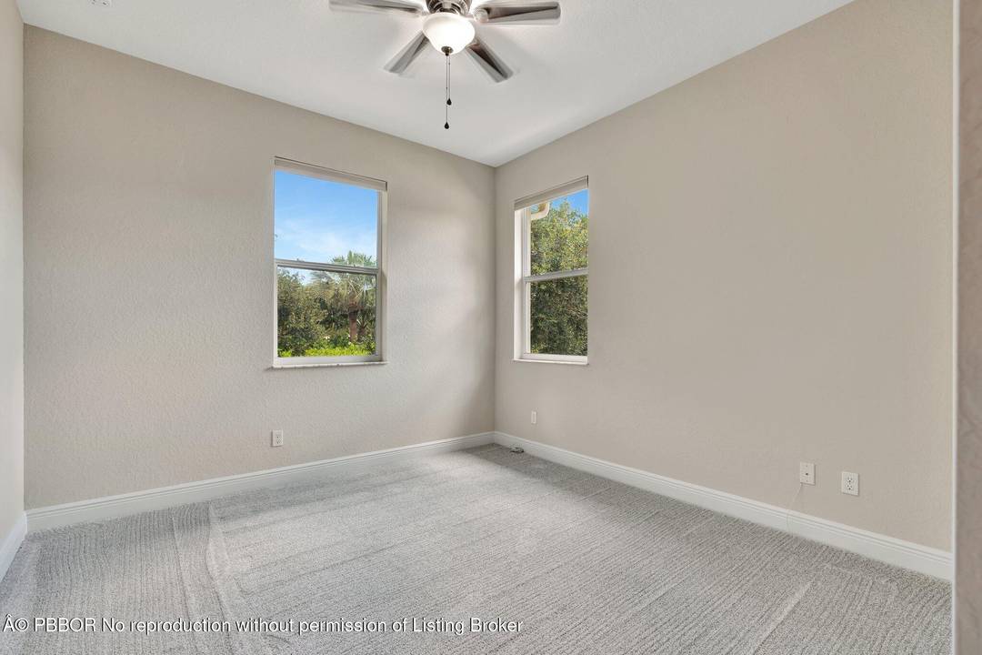 Stunning FRESHLY PAINTED corner lot TH in Paloma w an abundance of natural light !