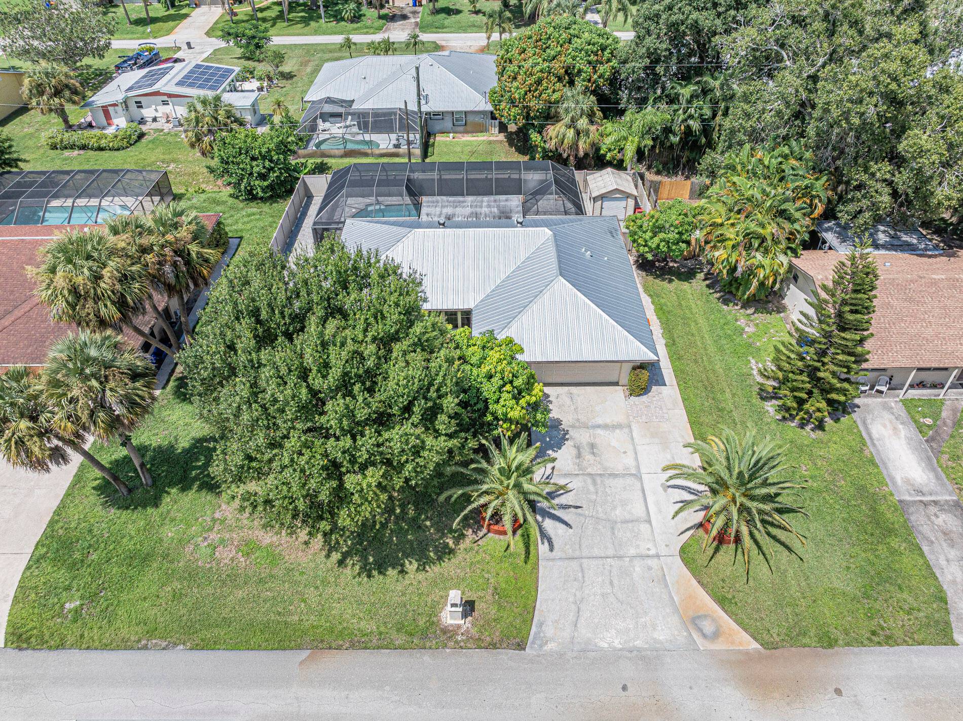 Vero Beach Terrific Location neighborhood, No HOA, Minutes to River Beaches.