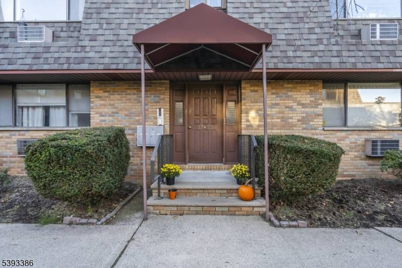 Welcome to this well maintained condo at Centinela Condominiums in the heart of Hawthorne.