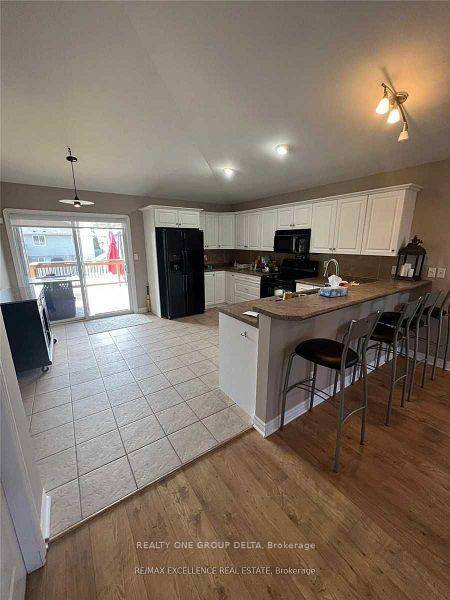 Detached bungalow, 3 2 Bed And 2 1 Washroom, Ready To Rent, In a Quiet Neighbourhood.