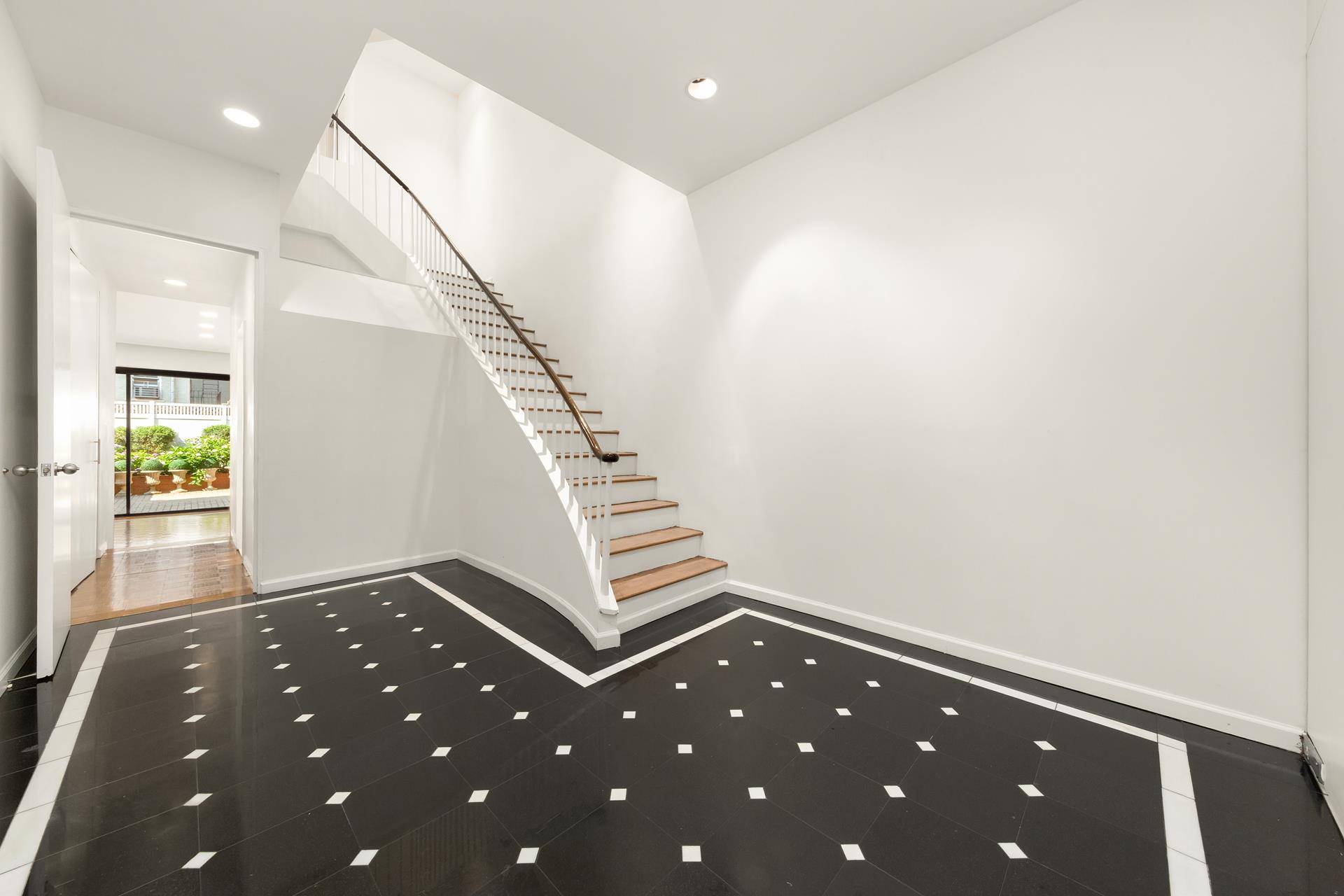 Experience the privacy of townhouse living with the full service amenities of a premier Upper East Side luxury tower.