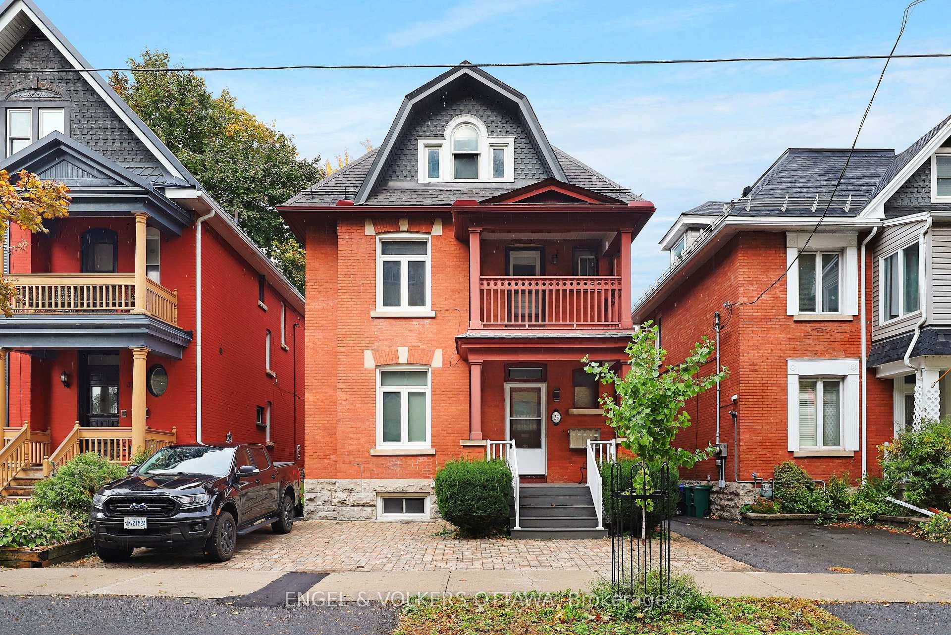 Charming turn of the century 2 bedroom apartment in Ottawa's Golden Triangle, just steps from the canal and Elgin's shops, bars, and restaurants, as well as YMCA, Loblaws, and LCBO.