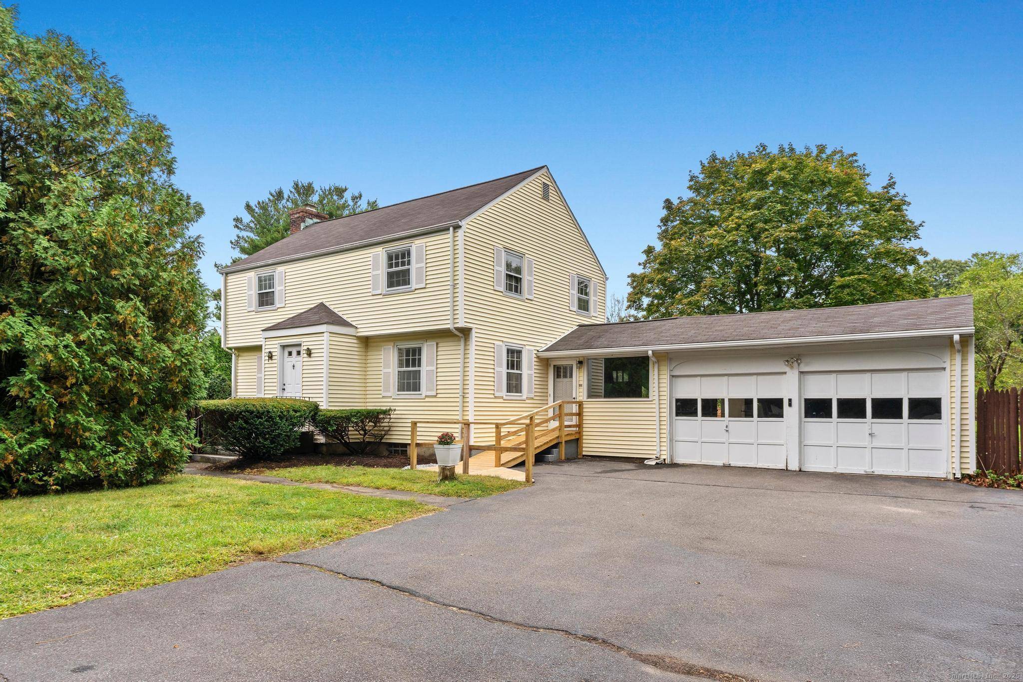This classic colonial in the heart of Farmington has so much to offer !