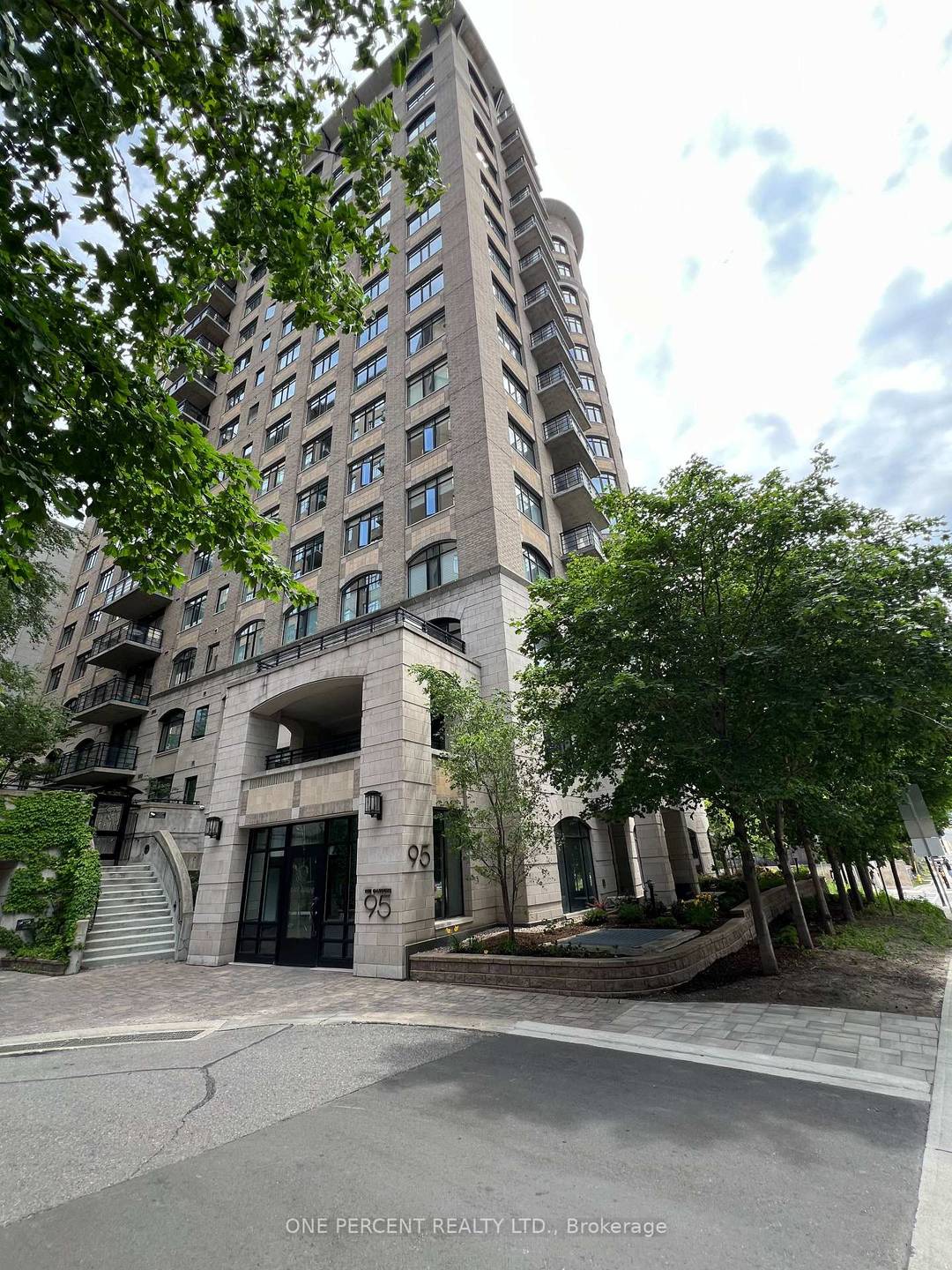 Enjoy the convenience and live in the vibrant Ottawa Uptown Hill, in this beautiful Art Deco Building TheGardens, a Barry Hobin Architecture.