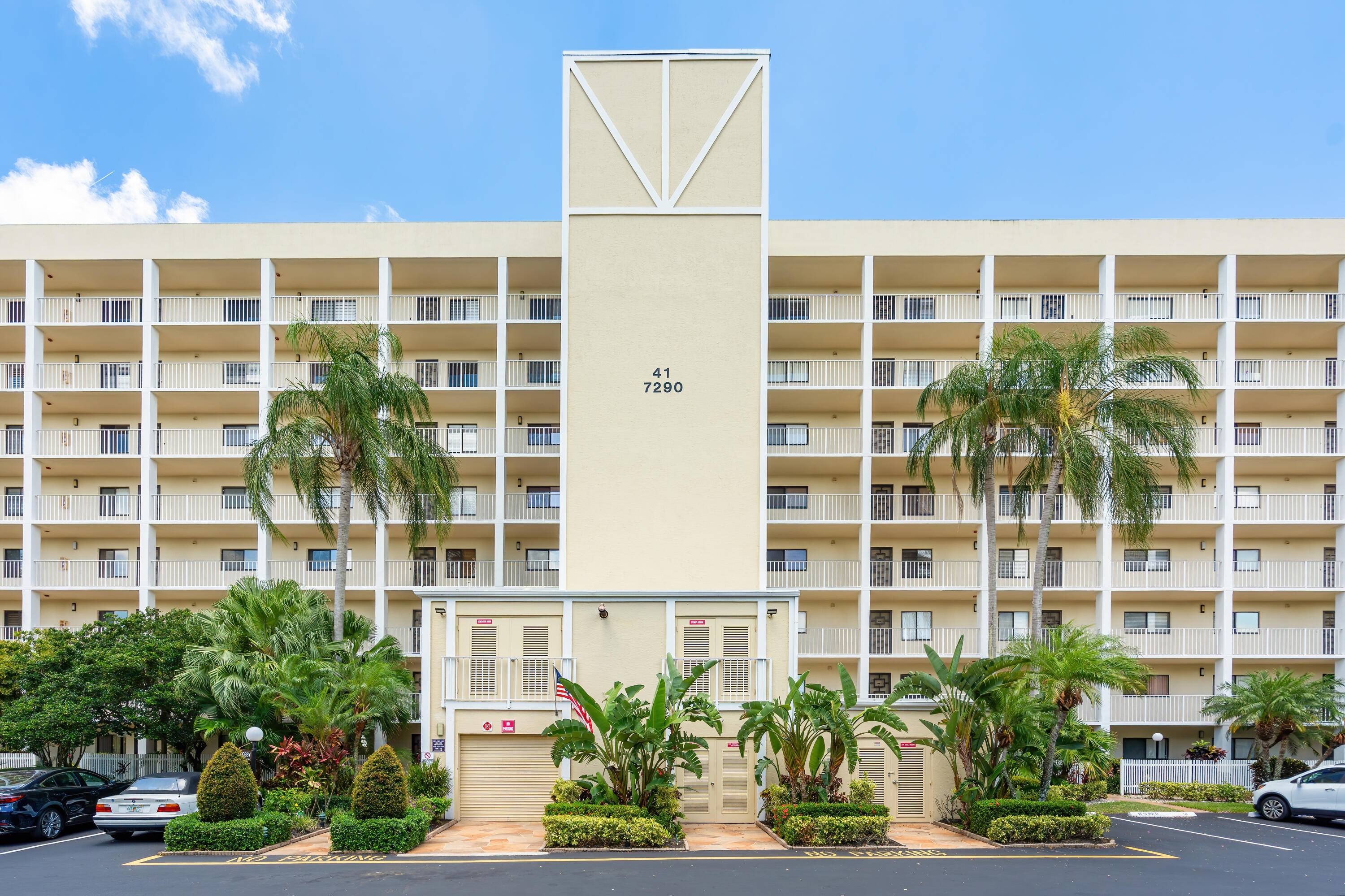 Move in ready 2BR 2BA condo in sought after Huntington Lakes !