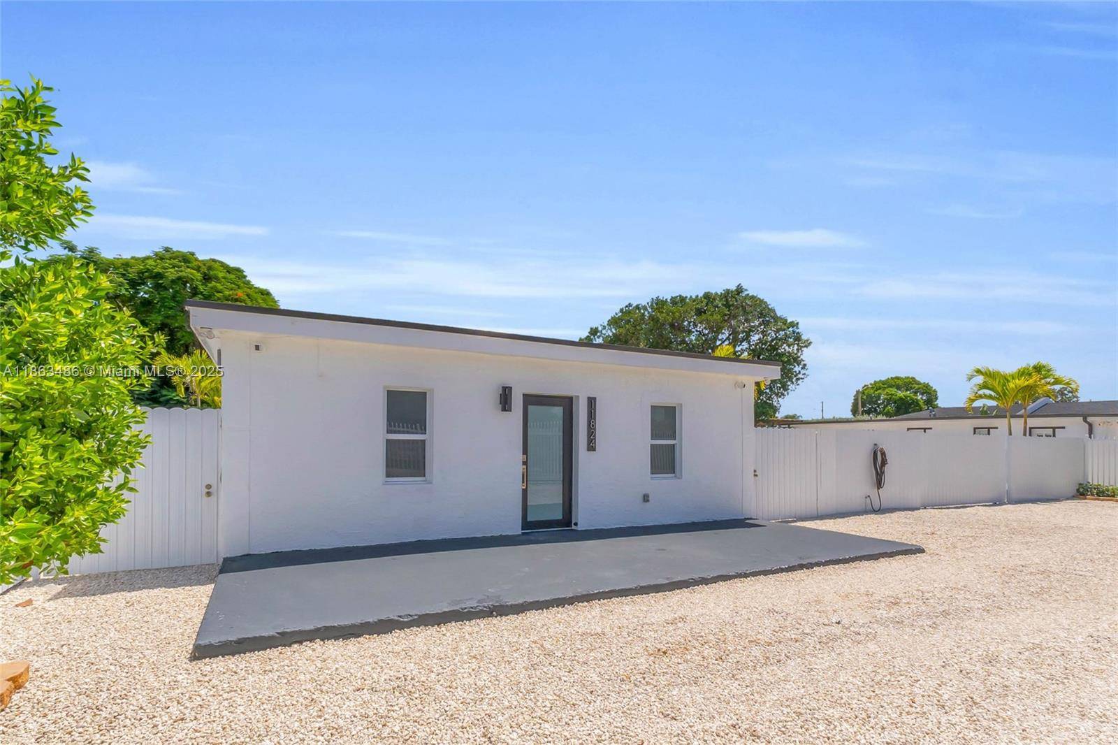 This beautifully upgraded home is equipped with two wells with fully automated smart systems, automated sprinklers, electric intelligent gates, and smart outdoor lighting.