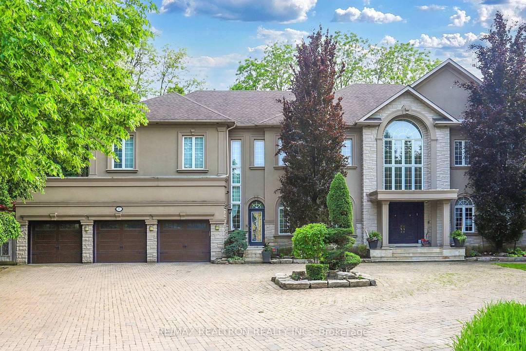 Welcome to an exceptional, rare offering on prestigious 'Renaissance Court' a quiet, private cul de sac in Thornhill's most sought after community.