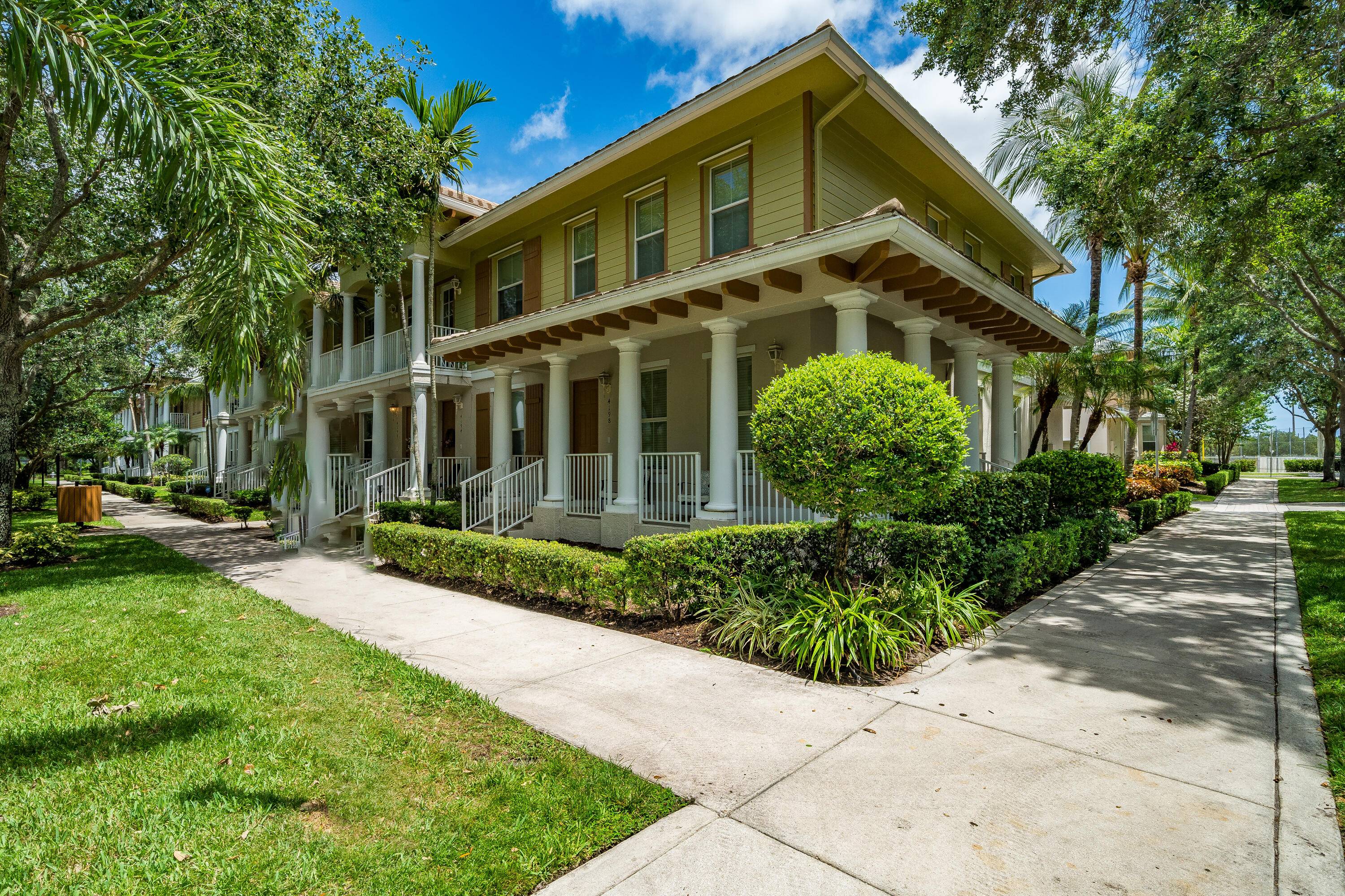 Beautifully furnished 3 bedroom 3 bathroom townhome in Abacoa just bring your suitcase !