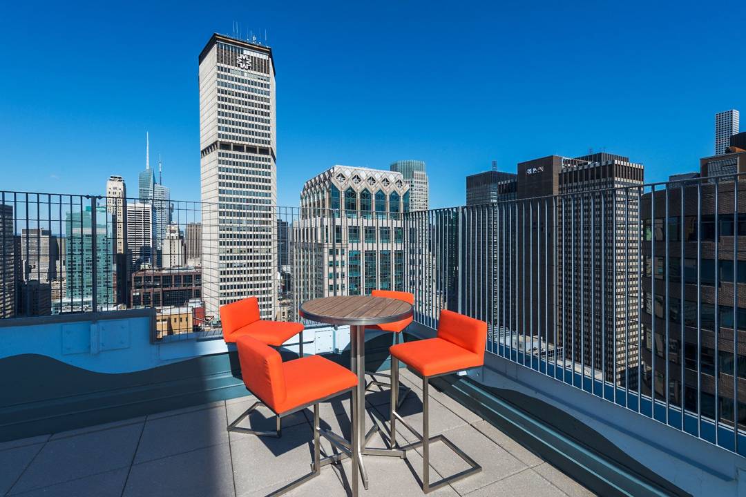 This gorgeous 1BR 1BA has plenty of light with floor to ceiling windows overlooking 44th street.