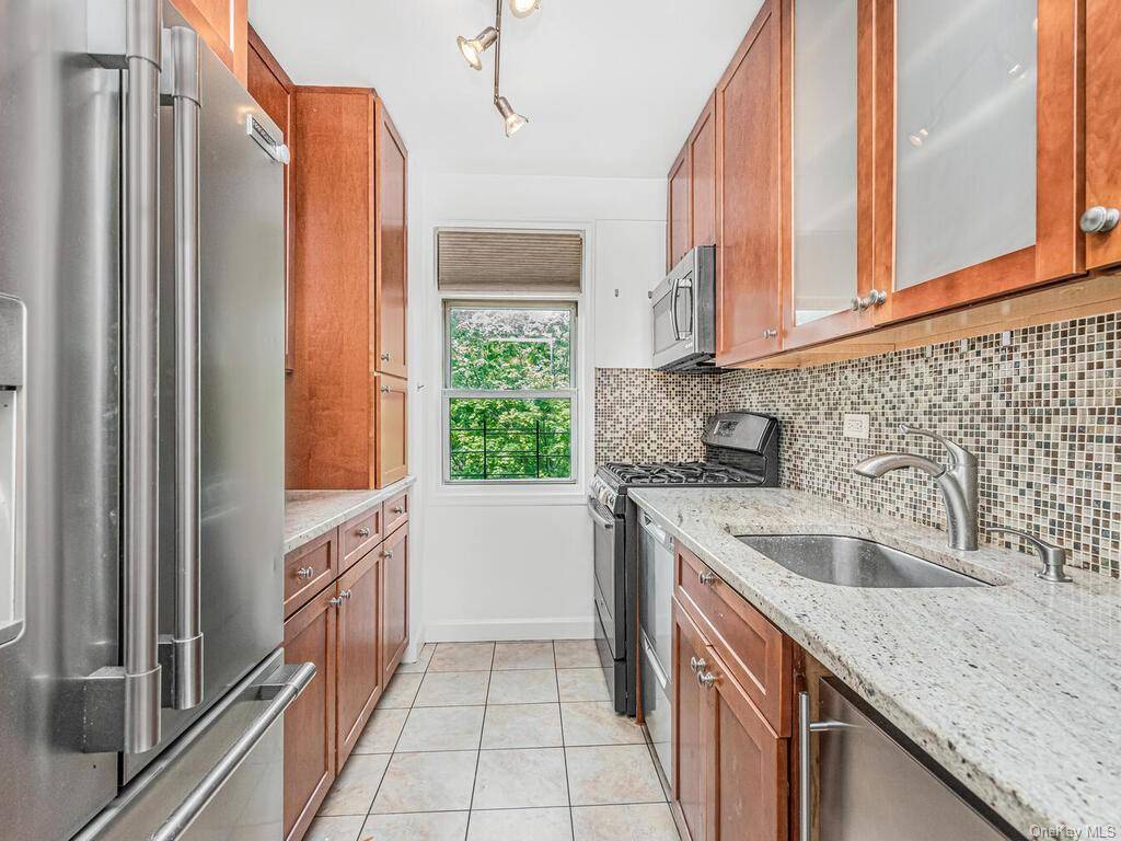 YOU CAN HAVE IT ALL ! Welcome to the beautiful and luxurious co op, The Briar Oaks.