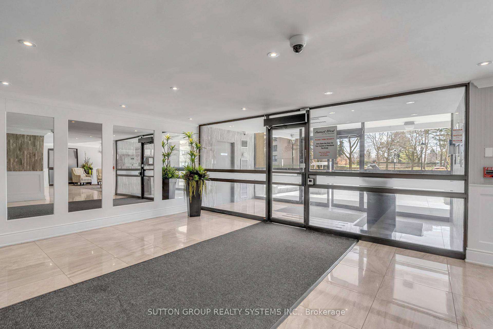 Spacious 2 Bedroom Condo in Prime Central Etobicoke !