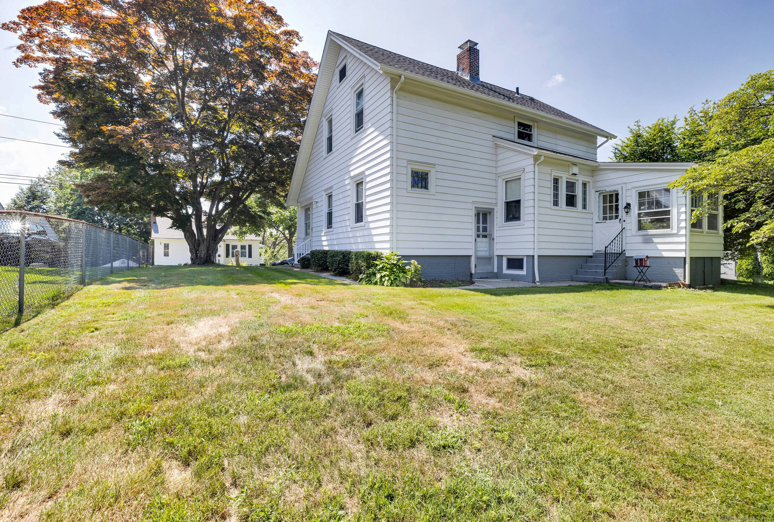 Discover the charm of this Derby, Connecticut Cape Cod, with a newly remodeled kitchen and a living room dining room of timeless elegance !