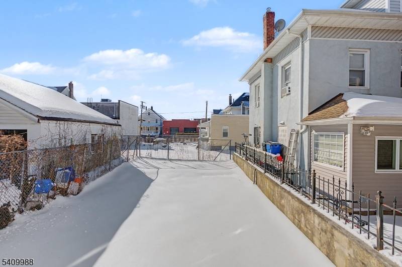 Great opportunity in a prime Hackensack location just minutes from Downtown !