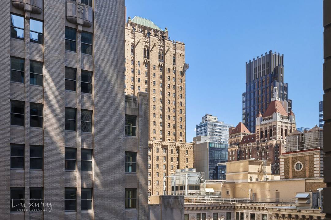 Located in the newly completed Waldorf Astoria Residences New York, the condominium component of the world famous hotel, Residence 2004 beautifully captures the luxury and elegance of this esteemed landmark ...
