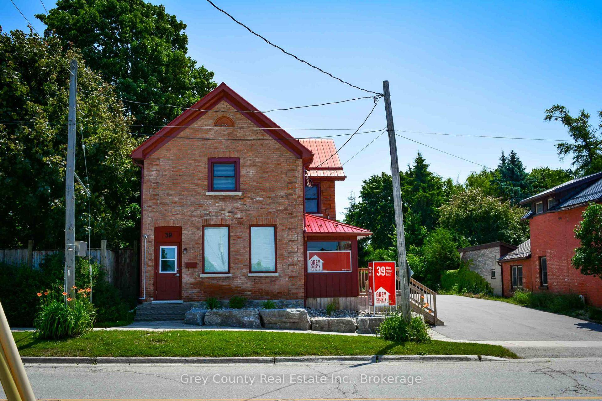 Charming and Spacious 1 Bedroom Apartment with Private Entrance.