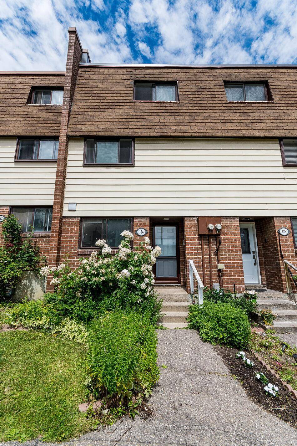 This beautiful open concept 3 story condo townhouse owned by the same family for over 20 years tucked away in the Mississauga Valleys boast 4 1 bed, 3 brand new ...