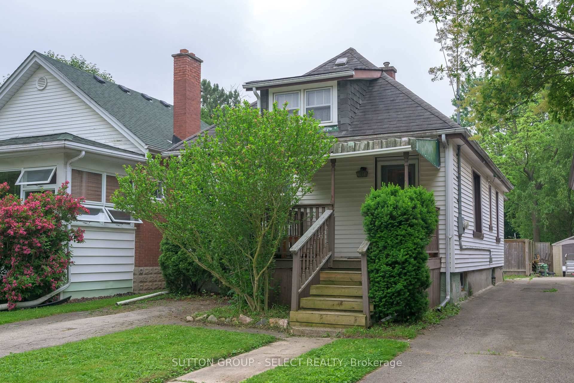 Great little bungalow, Investment opportunity, Condo alternative with R2 2 Zoning !