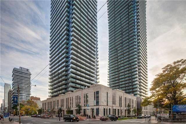 Spacious 1 Den Condo at Bay amp ; Bloor Functional Layout with Modern Finishes.