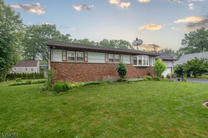 Beautiful 1 family ranch in move in condition.