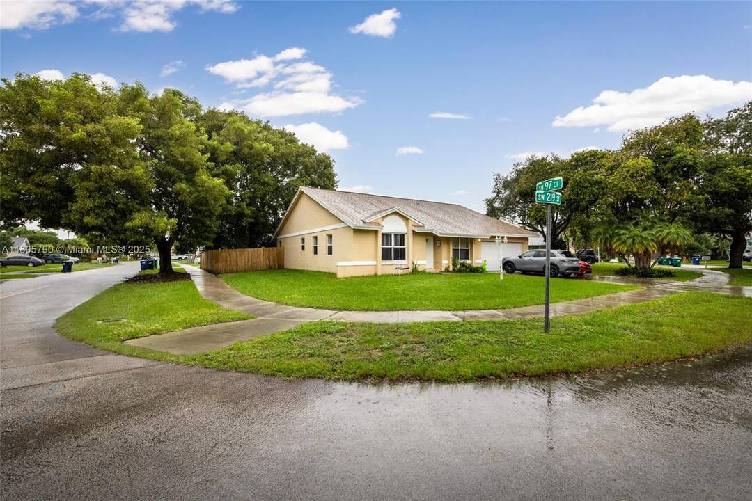 Beautifully positioned on a spacious corner lot in Lakes by the Bay, this bright and airy 4 bedroom residence offers high ceilings, a thoughtful split layout, and abundant natural light ...