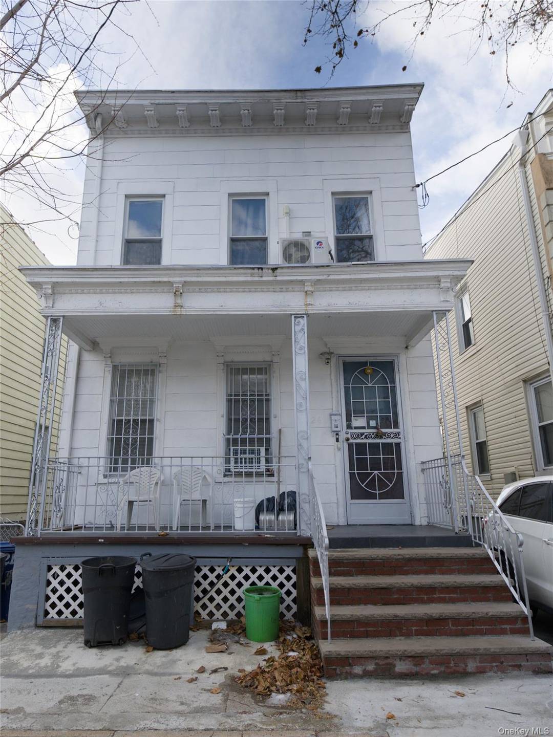 Located on a quiet residential block in the heart of Woodhaven, Well maintained kitchen and living spaces.